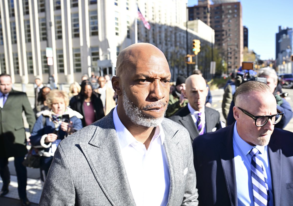 Lloydphoto's tweet photo. Photos:Former NBA Players Chauncey Billups and Damon Jones pleaded not guilty in the sports gambling scandal at Brooklyn Federal Court on Monday morning. #LloydMitchellPhotography #AMNewYork #NBA #photojournalism #journalism #federal #FBI https://t.co/FwOSogW9RT