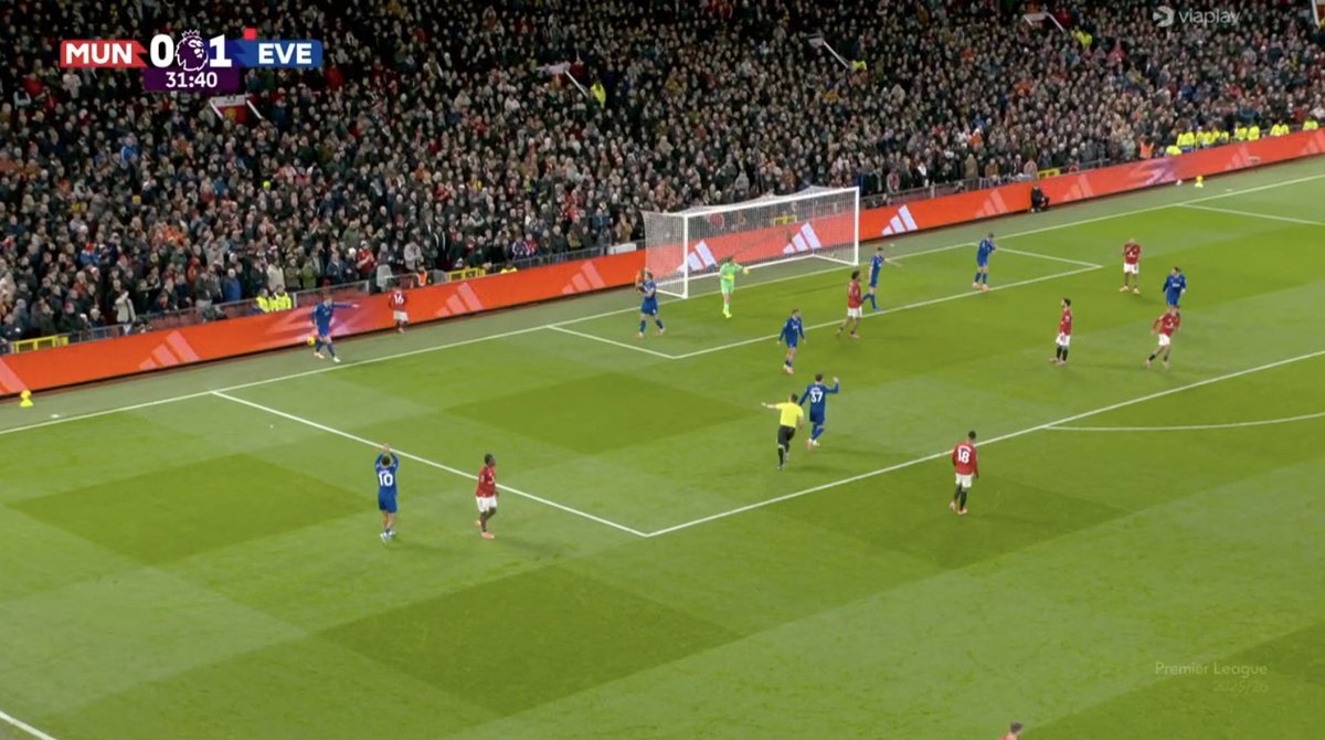 49undefeatedd's tweet image. Man United trailing despite Everton having a man down.

They&apos;ve been the second best.