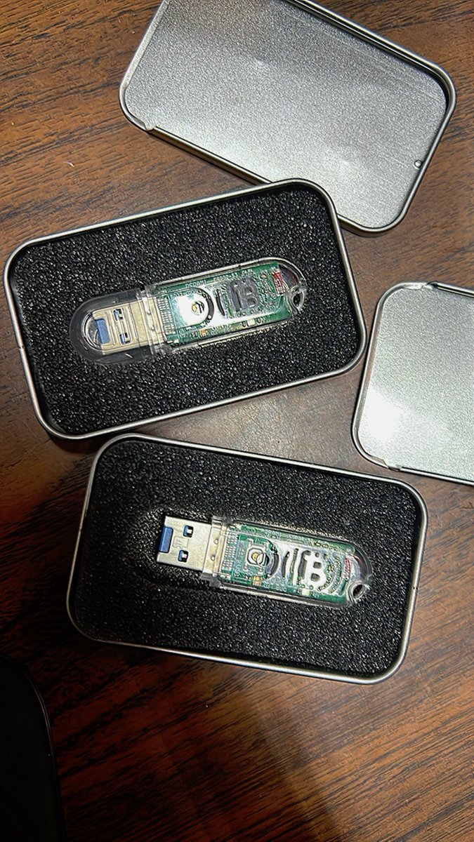 ACrypt0b's tweet image. Llevo rato guardando este par de Lucky Miner como si fueran talismanes digitales. Hoy por fin les toca entrar al juego.
Siempre he dicho que en el mundo cripto también existe la suerte… pero solo funciona cuando la pones a trabajar.
Vamos a ver qué magia traen estos mini toys.…