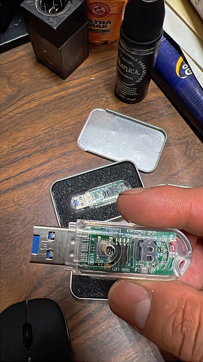 ACrypt0b's tweet image. Llevo rato guardando este par de Lucky Miner como si fueran talismanes digitales. Hoy por fin les toca entrar al juego.
Siempre he dicho que en el mundo cripto también existe la suerte… pero solo funciona cuando la pones a trabajar.
Vamos a ver qué magia traen estos mini toys.…