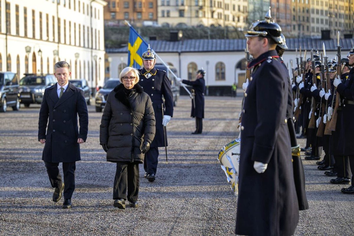 Aujourd’hui à Stockholm, j’ai échangé avec mon homologue 🇸🇪 <a href="/PlJonson/">Pål Jonson</a> sur notre vision commune des enjeux de sécurité pour l’Europe.
Nous avons évoqué le soutien à l’Ukraine, priorité partagée de nos deux pays, ainsi que la situation sécuritaire sur le flanc Nord de l’Europe.