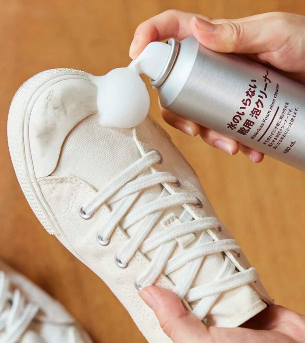 yoshikiotoku's tweet image. 無印のこれ、、靴にプシュッ！でガンコな汚れブッ飛ぶ💨水いらず泡クリーナー。スニーカーや上履きの放置プレーしてた先ッチョ汚れも、この泡でﾁｮｯﾄこすれば忘れてた純白が出てきて超…快・感！濡らして乾かす手間がないから、お出かけ前に気づいた汚れもサッと落とせるデキるヤツ。ただし在庫が……