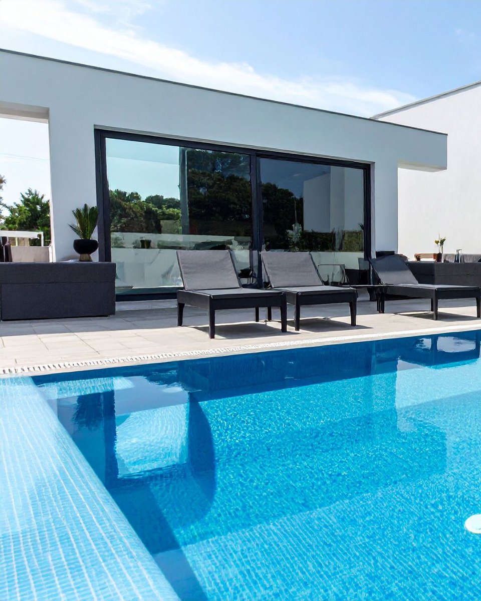 BlueWaterPoolCo's tweet image. A clean pool is a thankful pool! Regular maintenance prevents corrosion, staining, and expensive equipment repairs — keeping your water ready for every season.
Learn more: bluewaterchemical.com/thankful-for-a…
 #BlueWaterService