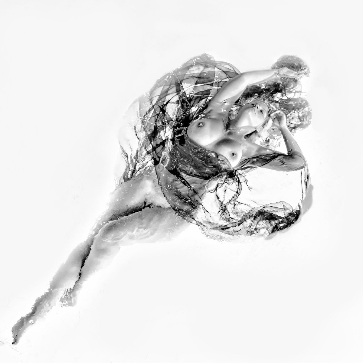 theArtofDark1's tweet photo. You don’t see a woman —
you see gravity losing the argument.
She bends the light until it forgets her shape,
und du suchst verzweifelt nach einer Grenze,
die längst verdampft ist.
Water sketches her,
shadow edits her,
and suddenly you’re watching
a body that doesn’t owe the world a single definition.

Nothing here is stable.
Nothing here is meant to be understood.
And that’s why you stare —
because for once,
your eyes aren’t in control.
📸 @theArtofDark1 
#TheArtOfDark #VisualPoetry
Inspired by @protoamante 
 
 If form escapes you, meaning follows.