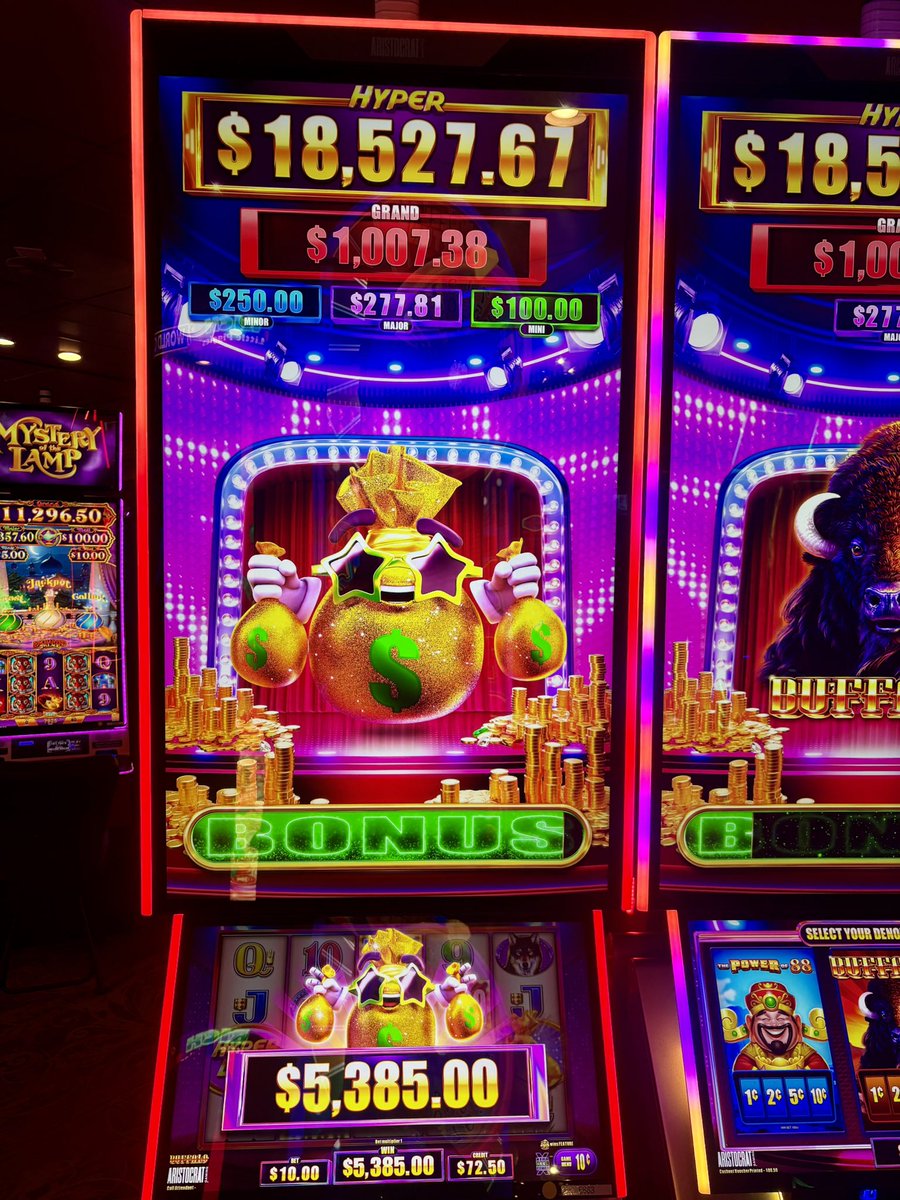 Congratulations to Cathy from Georgia who landed a $5,385 jackpot at Binion’s this weekend 💸💸
#moneymonday #binions #jackpot #vegas