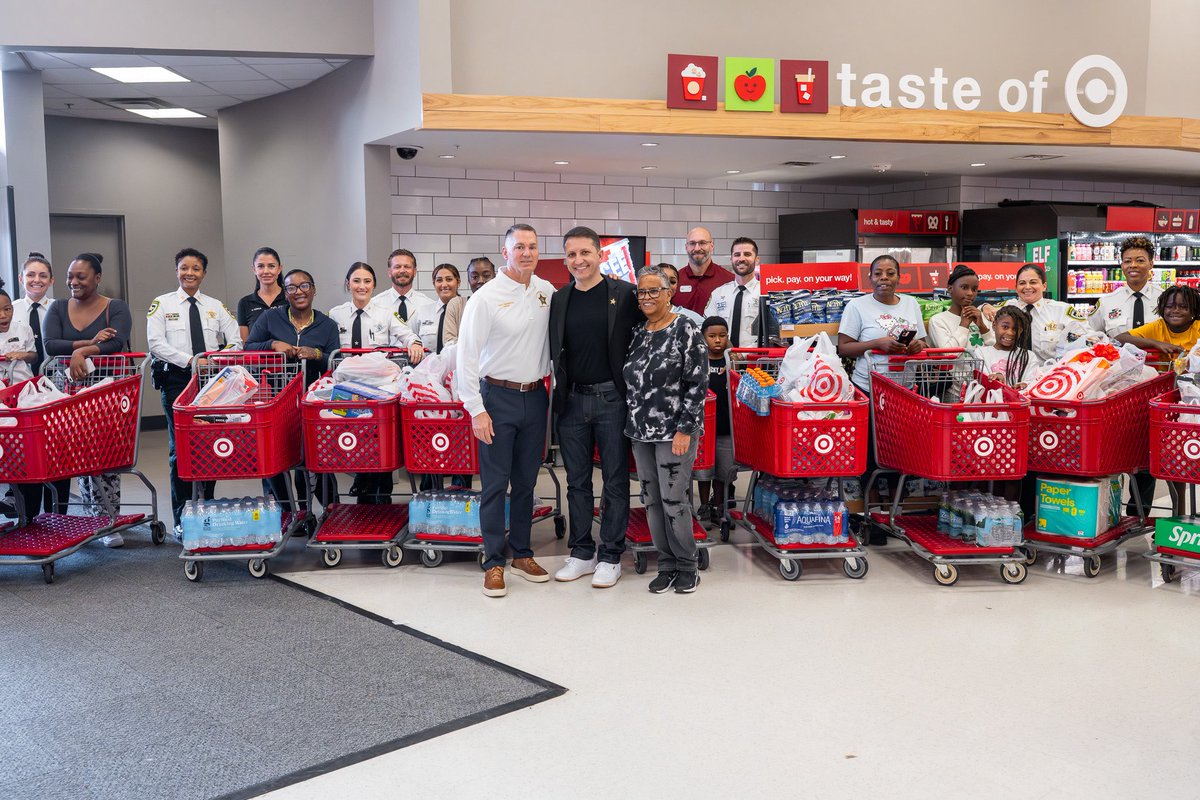 HCSOSheriff's tweet image. 🤎𝐆𝐢𝐯𝐢𝐧𝐠 𝐁𝐚𝐜𝐤 𝐭𝐡𝐢𝐬 𝐓𝐡𝐚𝐧𝐤𝐬𝐠𝐢𝐯𝐢𝐧𝐠🤎
This morning, Sheriff Chad Chronister, #teamHCSO, and the Freddie Solomon Boys and Girls Club partnered with Express Beverage of Tampa to take families grocery shopping for their Thanksgiving meals. Moments like these…