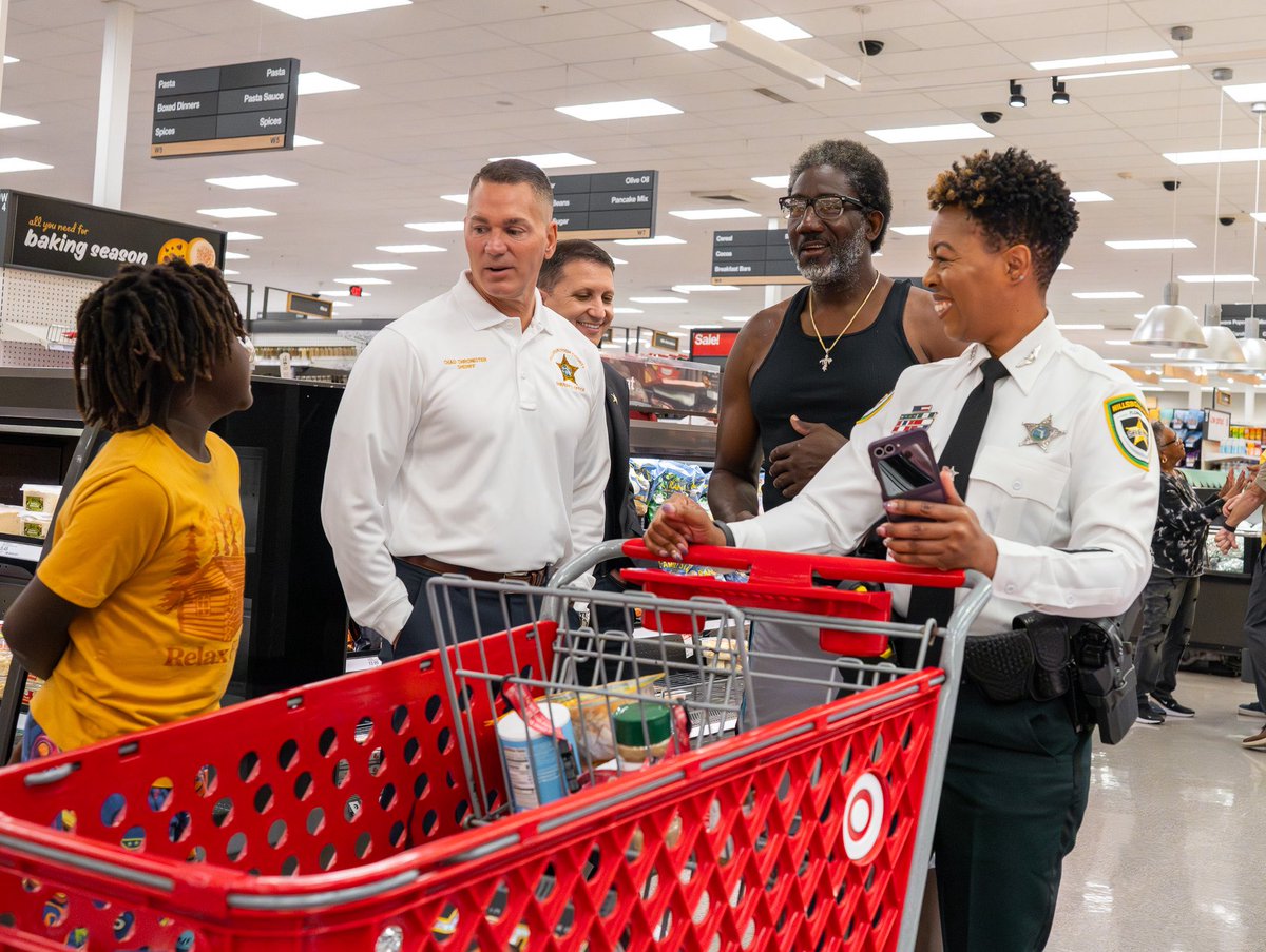 HCSOSheriff's tweet image. 🤎𝐆𝐢𝐯𝐢𝐧𝐠 𝐁𝐚𝐜𝐤 𝐭𝐡𝐢𝐬 𝐓𝐡𝐚𝐧𝐤𝐬𝐠𝐢𝐯𝐢𝐧𝐠🤎
This morning, Sheriff Chad Chronister, #teamHCSO, and the Freddie Solomon Boys and Girls Club partnered with Express Beverage of Tampa to take families grocery shopping for their Thanksgiving meals. Moments like these…