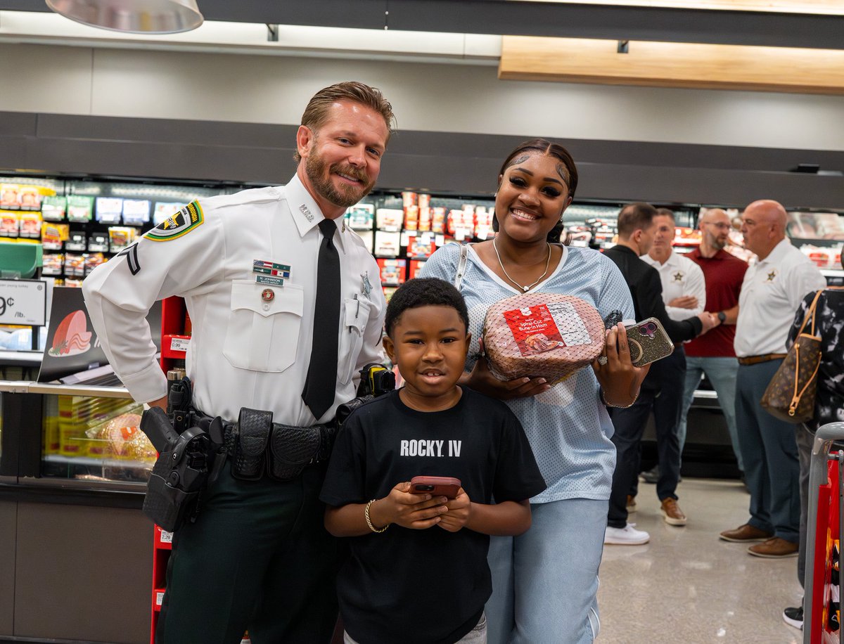 HCSOSheriff's tweet image. 🤎𝐆𝐢𝐯𝐢𝐧𝐠 𝐁𝐚𝐜𝐤 𝐭𝐡𝐢𝐬 𝐓𝐡𝐚𝐧𝐤𝐬𝐠𝐢𝐯𝐢𝐧𝐠🤎
This morning, Sheriff Chad Chronister, #teamHCSO, and the Freddie Solomon Boys and Girls Club partnered with Express Beverage of Tampa to take families grocery shopping for their Thanksgiving meals. Moments like these…