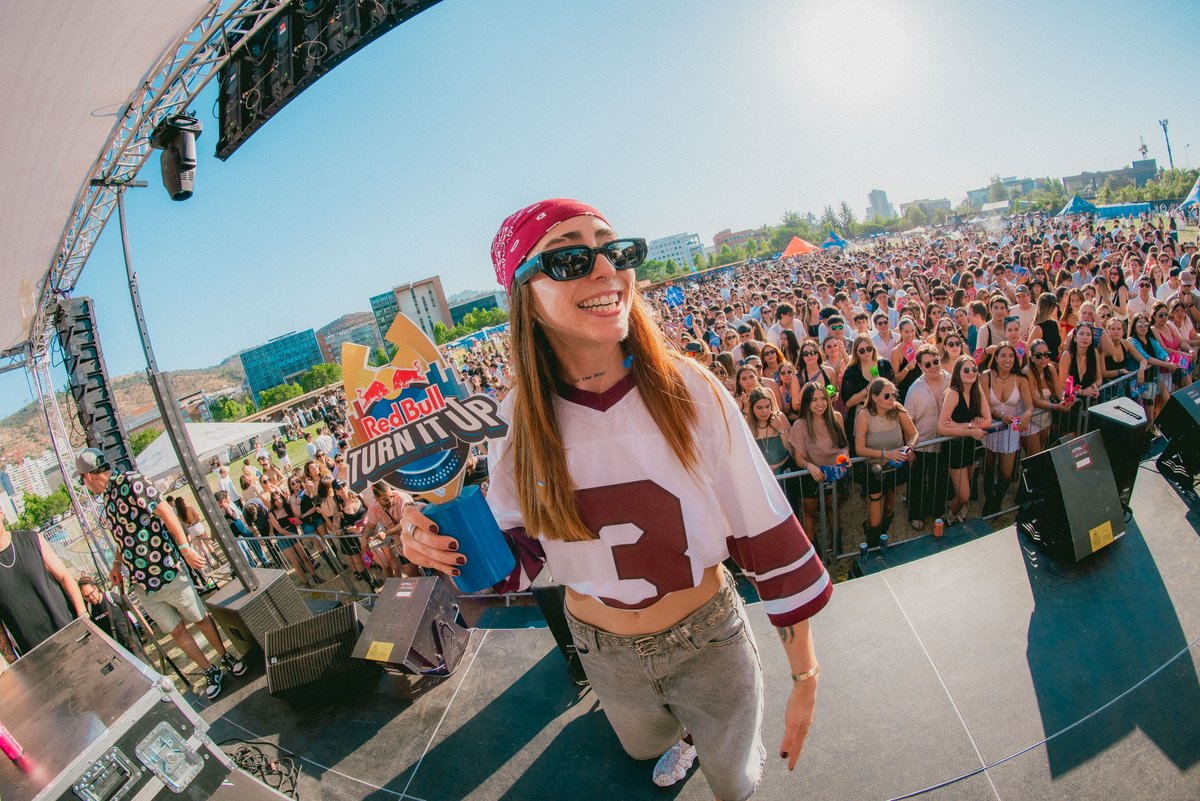 redbullCL's tweet image. DJ Bárbara Urrutia gana Red Bull Turn It Up 2025 en el Festival Alraz tras una tarde explosiva de mezclas y votos del público.

Descubre cómo se llevó la corona 👇
redbull.com/cl-es/dj-barba…

#RedBullTurnItUp #FestivalAlraz #BárbaraUrrutia #DJs #RedBullMusic