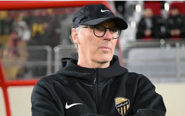 مايناقز عالخط ..
يشرب موية ..
تيشيرتاته من الهرم ..
مايهرج ولايصارخ ..
مايدخن..
مايغني وتن وتن ..

ويجيب الفوز  باقل مجهود ...