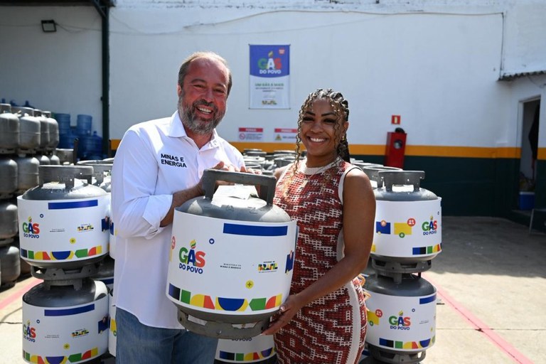 analise2025's tweet image. 🚨 ATENÇÃO: começou hoje o maior programa do mundo de combate à pobreza energética, o Gás do Povo!

- No primeiro mês, 1 milhão de famílias terão direito à recarga do botijão.

- Para desespero da extrema-direita, até março, serão 50 milhões de brasileiros beneficiados!