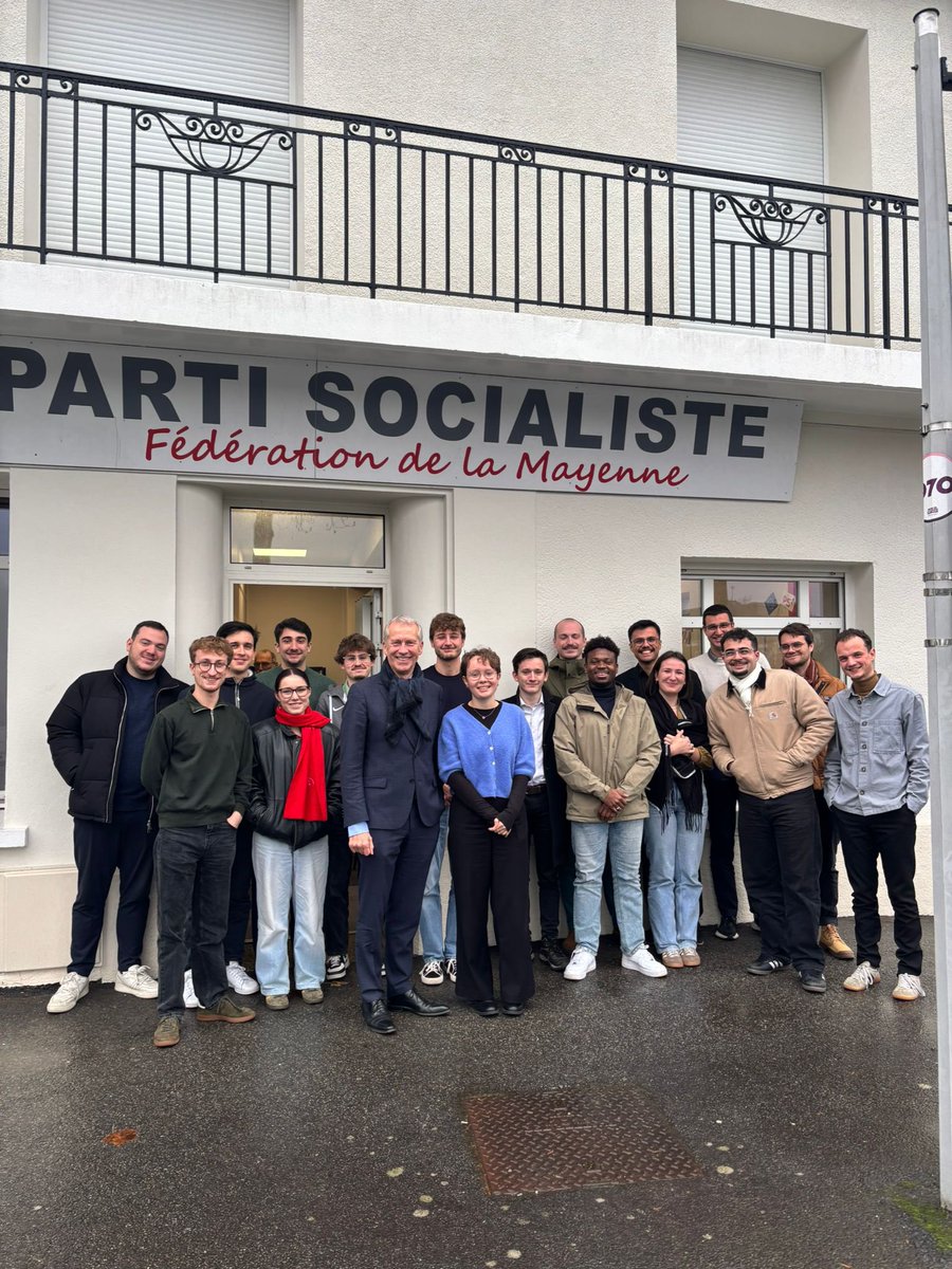Belle rencontre hier matin à Laval, où les <a href="/jeunessocpdl/">Jeunes socialistes des Pays de la Loire</a> et au-delà se sont retrouvés pour échanger sur nos combats ! ✊
Merci à <a href="/guillaumegarot/">Guillaume GAROT</a>, <a href="/antoinecaplan/">Antoine Caplan</a> et Théophile Bernard pour leur présence et leurs échanges riches. 
Une matinée pleine d’énergie et d’engagement ! 🌹🔥