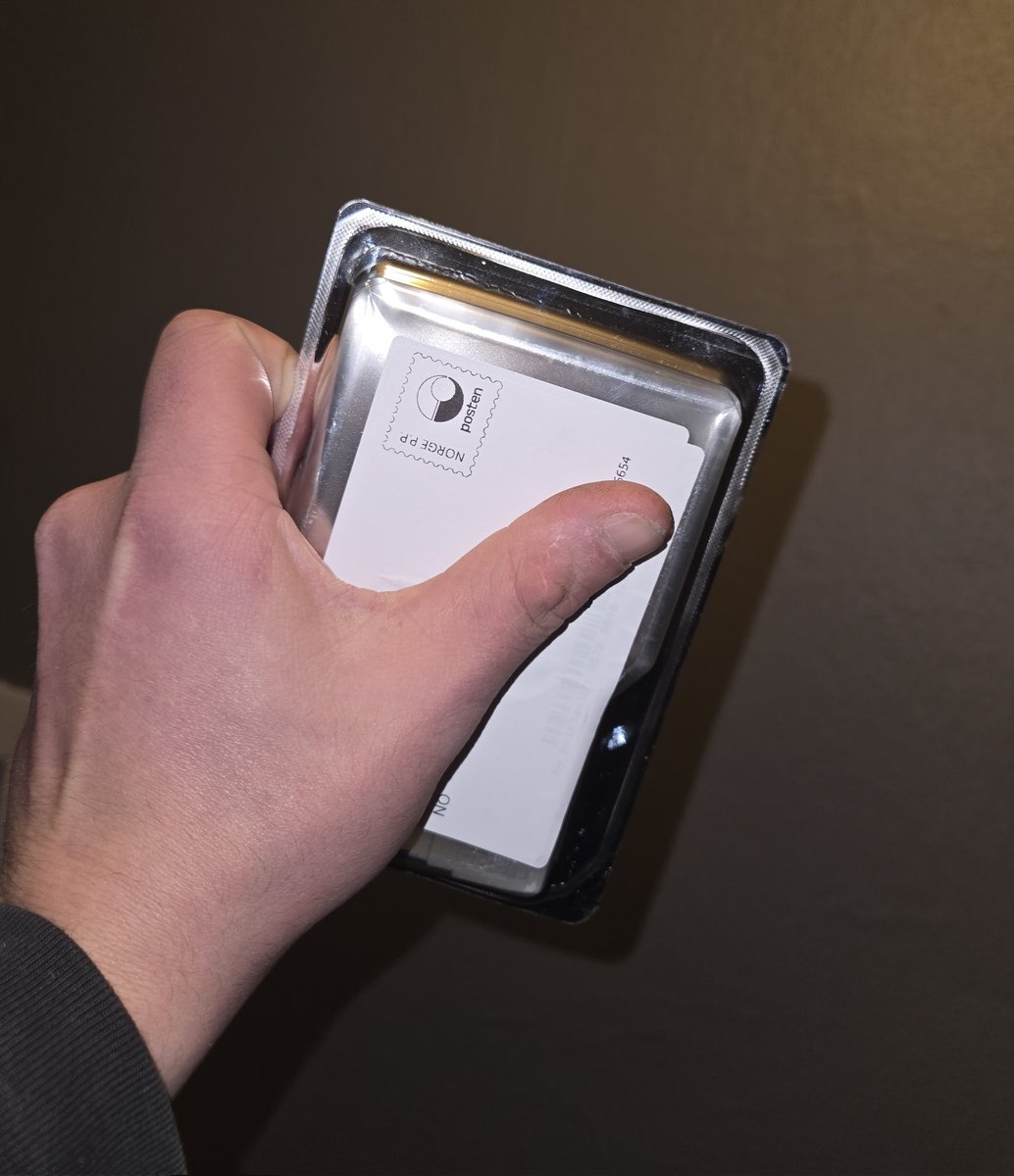 Sparetips:

Bombrikken kommer i en hendig boks som kan brukes til å maskere signalet gjennom bommen - de dagene snøen dekker skiltene