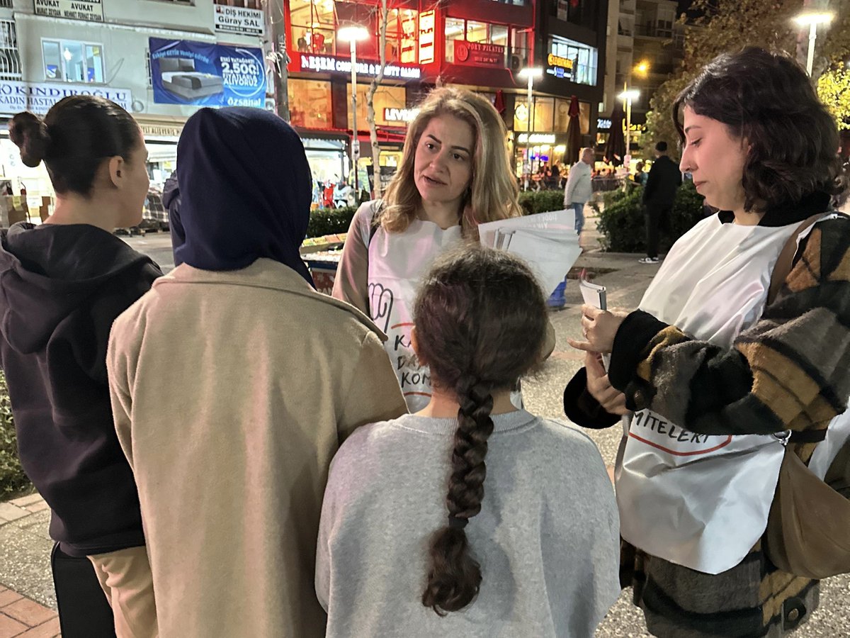 Bugün 25 Kasım çağrımızla Karşıyaka İzban önündeydik.

Sesimiz:
- Şiddet görürken duyulmuyor 
- Koruma istediğimizde duyulmuyor
- Ölmek istemiyorum dediğimizde duyulmuyor

Madem öyle kadınların sesine kulak tıkayanları rahatsız edeceğiz. 25 Kasım’da hep birlikte büyük bir gürültü