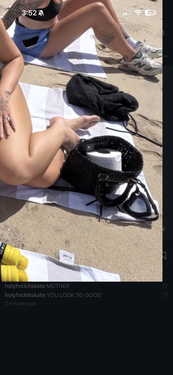 holyfvckitskate's tweet image. why does demi have a roll of toilet paper in her purse LMFAO