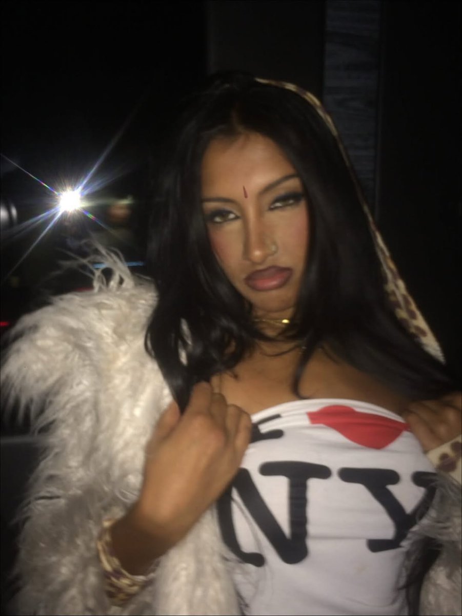 KATSEYEBRASIL's tweet image. SOCORRO! Lara via DM do Weverse. 

ADM: lésbicas brasileiras te amam TANTO
🗝: e eu amo as lésbicas brasileiras
🗝: eu amo todas as lésbicas
🗝: amo os gays