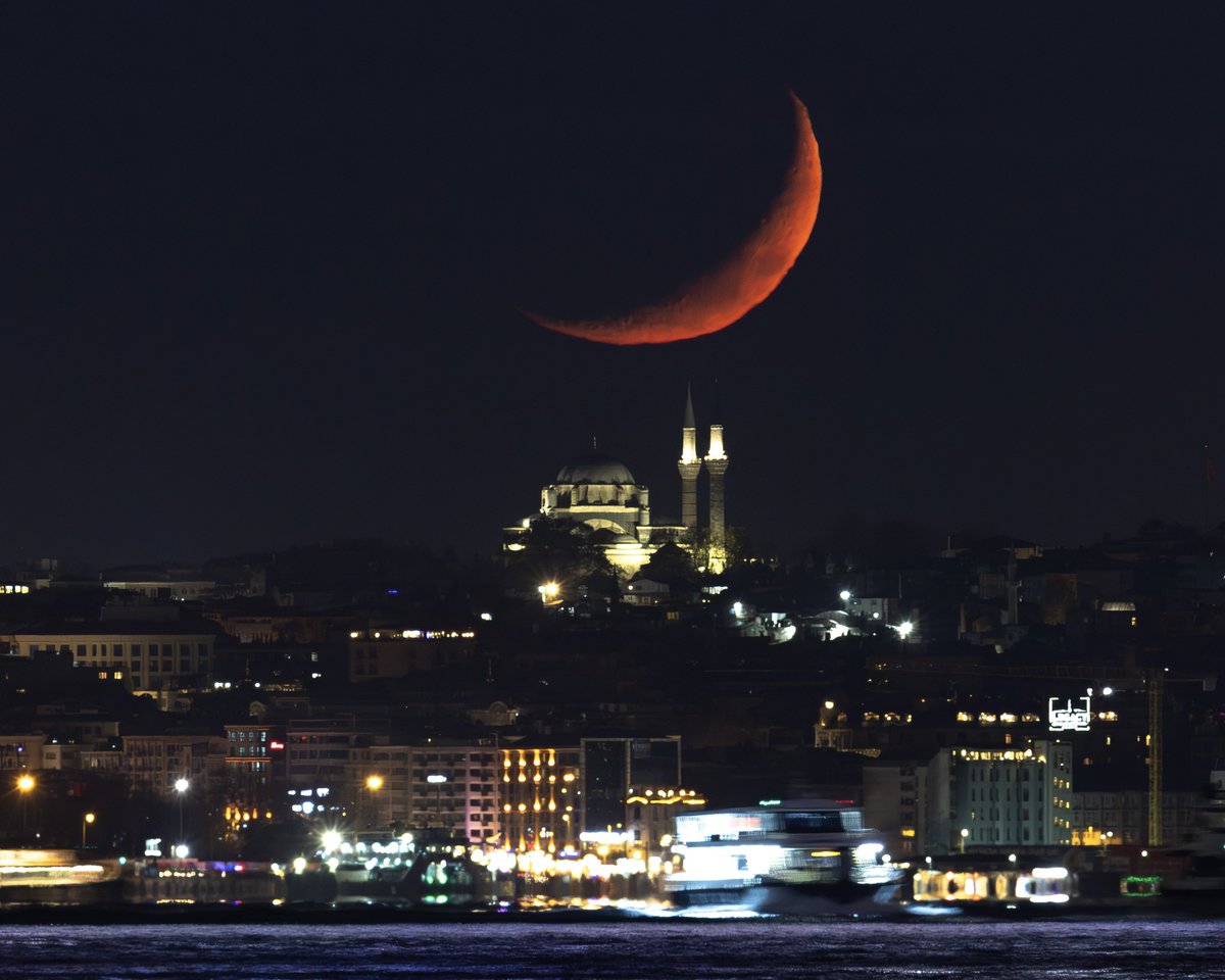 Bu akşam ay bize Beyazıt camisinden veda etti.🌙