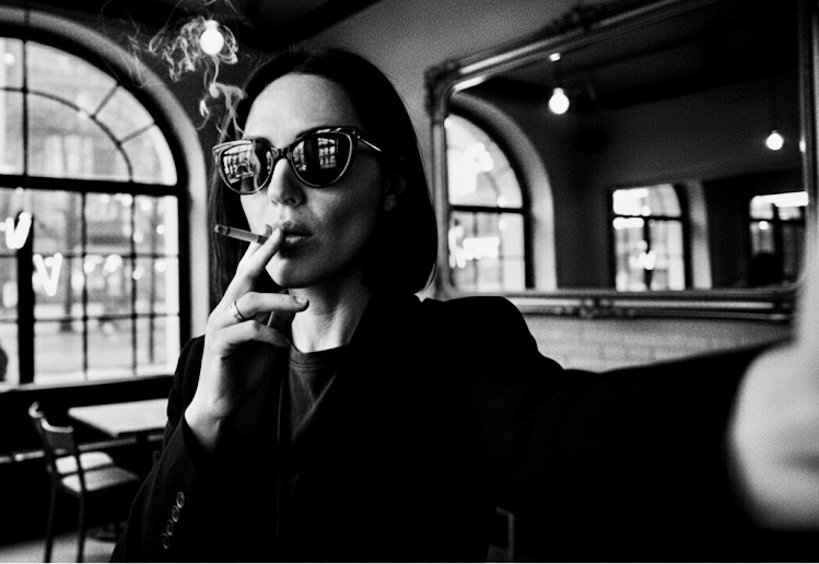 Minnie_dDD_'s tweet image. Zweigs esoterisch anthropozentrische Optik: sucht Sokrates; findet Statistik, deutet Kinderkrankheiten als Systemversagen, Investitionsrisiko als Technologie-Dilemma. RAG ist übrigens Interims-Prothese, nicht das Ziel: Mit Updates erleben wir die Stabilisierung der neuen Spezies.