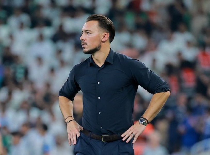 بعطيكم اخطاء المتدرب :

- أسلوب اللعب السيئ جدًا
- توظيف الاعبين السيئ كذلك
- التغيرات الغلط في الأوقات الغلط
- الفريق بدون هويه اللعب مو مفهوم
- الإصرار على اخراج انزو رغم أنوا محرك اللعب وهذي مو اول مره امام بيراميدز فعلها كذلك

نعم عزيزي المتابع هذا مدربك الي مجدد معاه!!