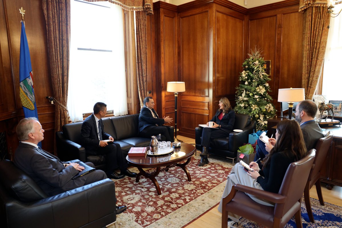 ABDanielleSmith's tweet image. Alberta has deep and growing ties with India 🇮🇳 and today I had the pleasure of meeting His Excellency @DineshKPatnaik, India’s High Commissioner to Canada, to talk about how we can take that partnership to the next level.

We discussed Alberta’s role in helping meet India’s…