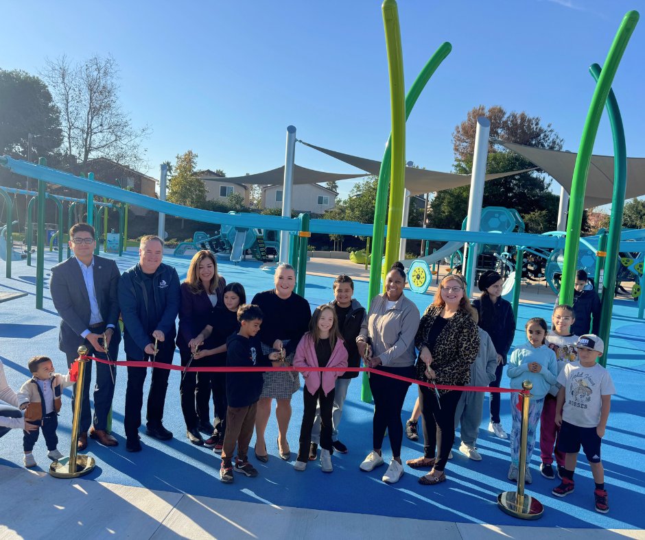 CityofSanDiego's tweet image. It was all smiles today at the Coral Gate Neighborhood Park ribbon-cutting!

City and community leaders celebrated the $5m investment in the #SanYsidro community &amp;amp; revealed new playground equipment, drinking fountains, security lights, &amp;amp; ADA-accessible walkways.

#SanDiegoAtWork