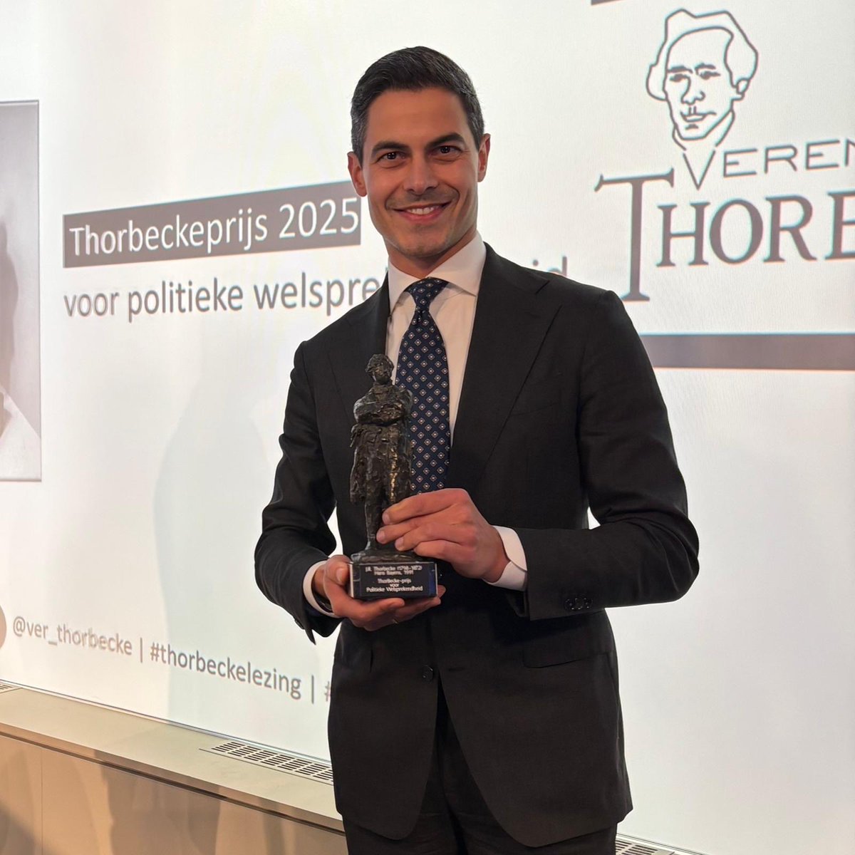 RobJetten's tweet image. Vanavond mocht ik de Thorbeckeprijs 2025 in ontvangst nemen. Een enorme eer en een steun in de rug om te blijven werken aan positieve politiek die verbindt: stevig op de inhoud, respectvol in het gesprek en gericht op vooruitgang voor iedereen.