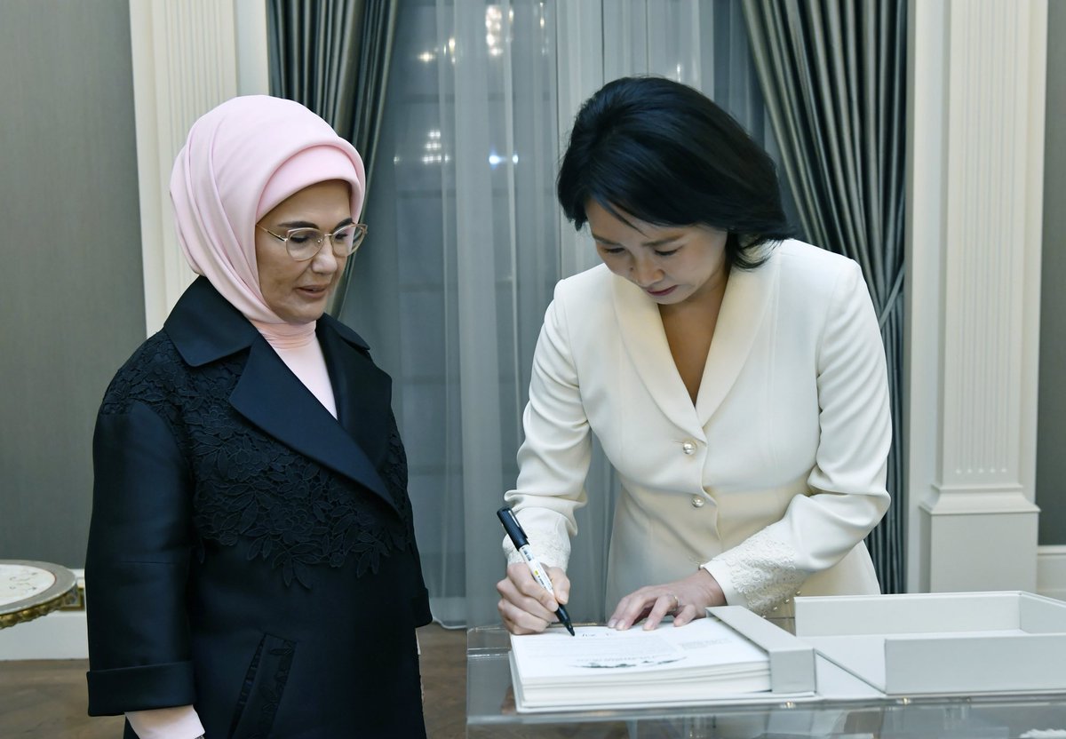 EmineErdogan's tweet image. Güney Kore Devlet Başkanı’nın değerli eşi Kim Hea Kyung Hanımefendi‘ye Küresel Sıfır Atık İyi Niyet Beyanı’nı imzalayarak sürdürülebilir bir geleceğe katkı sunan duyarlı tutumları için teşekkür ediyorum.

Ortak çevresel hedeflerimizin, ülkelerimiz arasında daha güçlü bir iş…