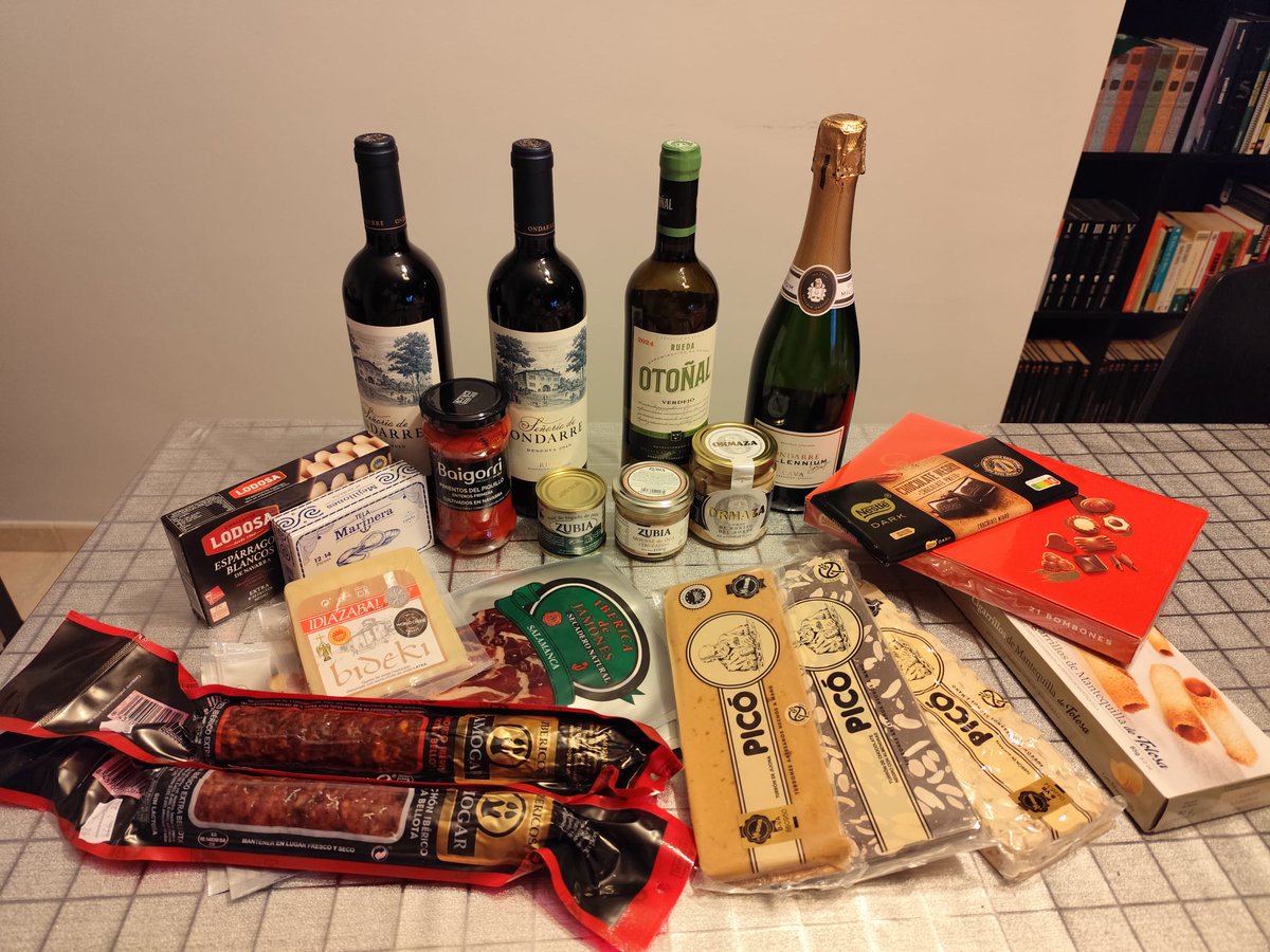 Pues que gracias a <a href="/Repsol/">repsol</a> y <a href="/travelclub_es/">Travel Club</a> nos ha tocado una cesta (caja) de Navidad. Y está muy cumplida, oye. Por aquí vamos comenzando las fiestas 🤤🎄