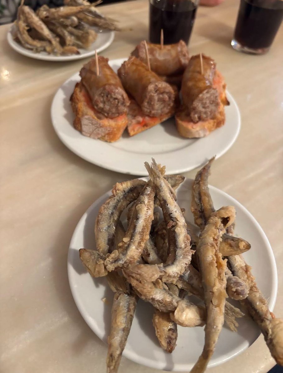 Davant la tirania de la novetat permanent i la sagnia de tancaments il·lustres, a La Plata posem un peu a paret per defensar els bars autèntics i la memòria culinària de Barcelona.