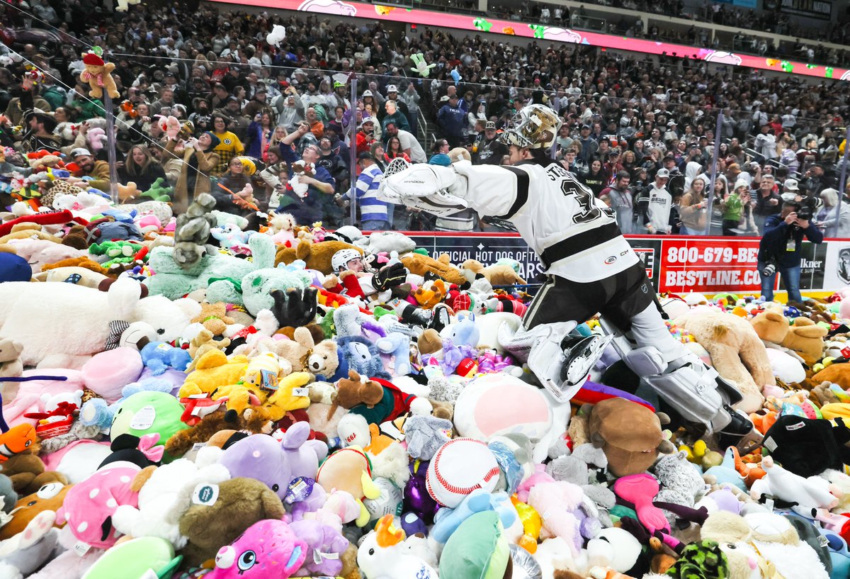 we're going to hold your hand when we tell you last year's total was 102,343 
x.com/TheHersheyBear…