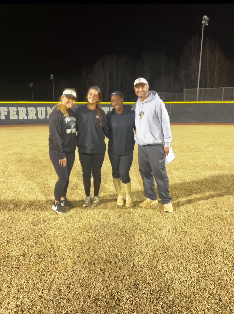 MyersEmerson28's tweet photo. Thank you to @softballferrum for hosting a great camp! I got the chance to learn new drills, meet new people, and grow as a player.  Thank you Coach Josh and Coach Weaver for a great day! 

@EllisStarz @LailaGib8 https://t.co/n81OMnsauQ
