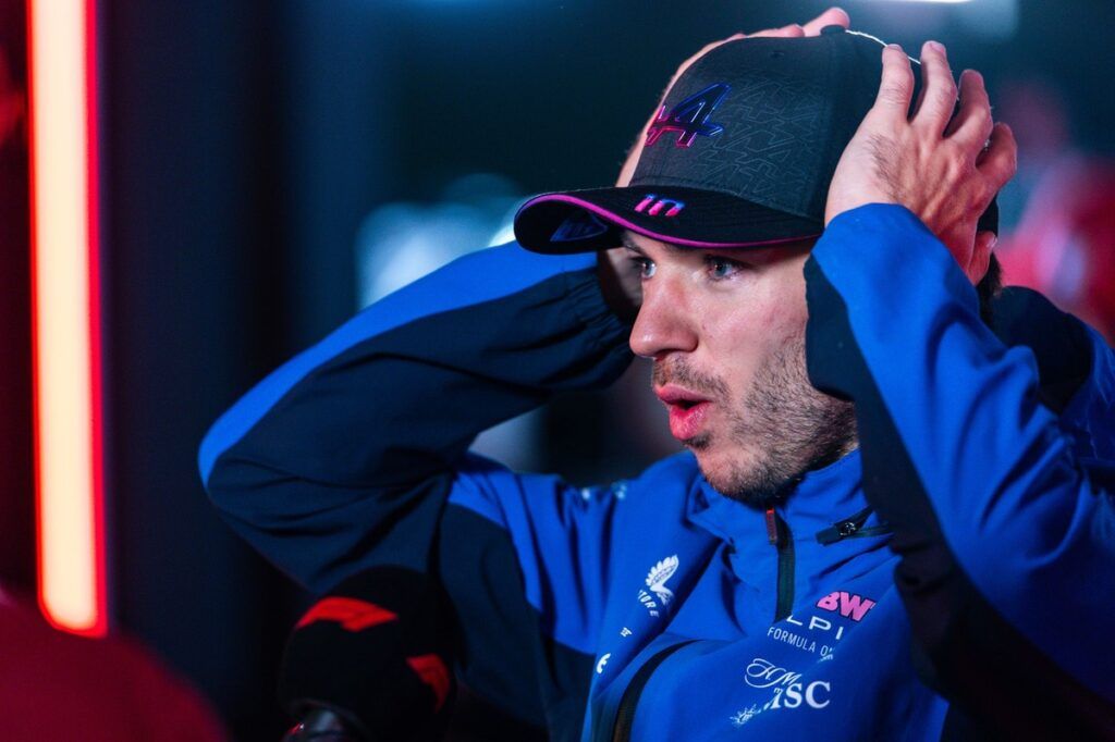 nlsportnieuwsnl's tweet image. Gasly vat GP Las Vegas samen: “Lange klote vlucht om gespind te worden” - #F1 #Formula1 #Formule1 #MaxVerstappen #RedBull #Ferrari #MCLaren #Mercedes #LewisHamilton #Motorsport #F1News #F1Race #GrandPrix - NLSportnieuws.NL - buff.ly/w8NuWwl