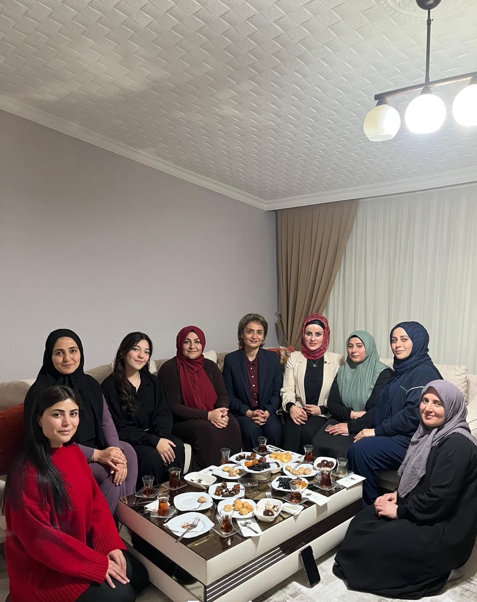 Liderimiz Devlet Bahçeli’nin talimatlarıyla yürütülen “Derdin Derdimizdir” temalı “Hayırlı Günler Komşum” programı kapsamında Sultanbeyli İlçesi Fatih Mahallesi’nde AYCI Ailesi ve komşularına misafir olduk. Hane halkına gösterdikleri misafirperverlik için teşekkür ederiz.