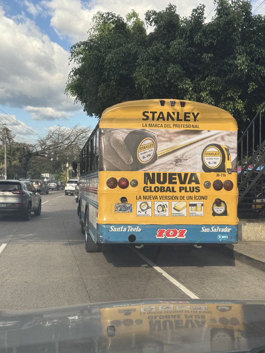 Sosimito's tweet photo. Auto bus obstruyendo el tránsito https://t.co/RdHJu2x6M4