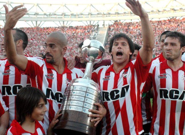 Brujerias70's tweet image. Hablan de falta de respeto de Veron y los jugadores, EDLP en 2009 jugó la primer fecha de local vs GIMNASIA , después de ganar la libertadores, por pedido de VERON no hubo festejos antes del partido y si después , sacaron la copa una vez que GELP se fue al vestuario. 
RESPETO.
