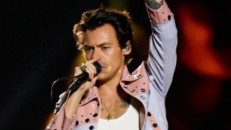 JKchartsmaster's tweet photo. Jungkook, Harry Styles and ZAYN are the only artists to surpass 10 billion streams on Spotify as a soloist and member of a group. https://t.co/alIV9HoNRl