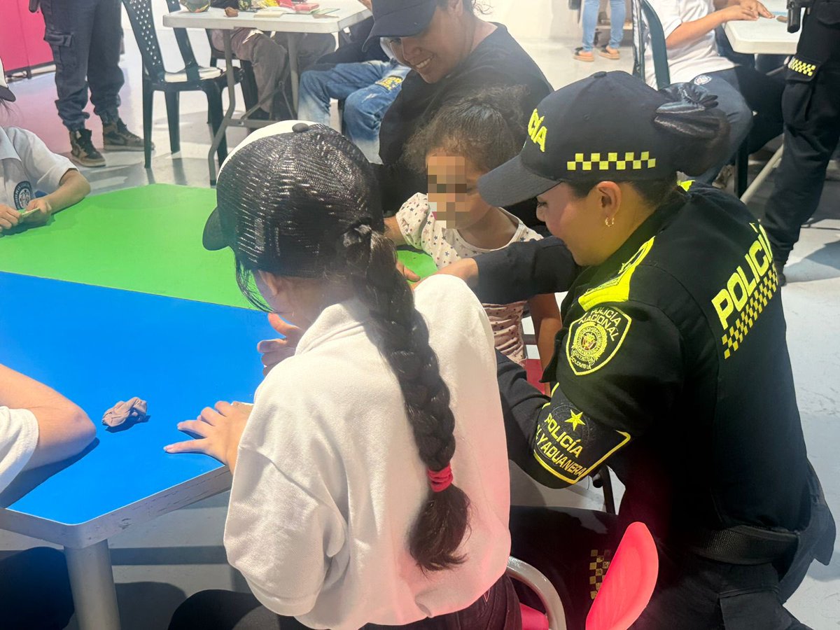 <a href="/PoliciaAduanera/">Policía Fiscal y Aduanera (POLFA)</a> realizó con padres y niños de los Semilleros de la Legalidad un recorrido por el Museo del Oro y un taller de plastilina que promovió el cuidado de los recursos y nuestro patrimonio junto al <a href="/BancoRepublica/">Banco República 🇨🇴</a>