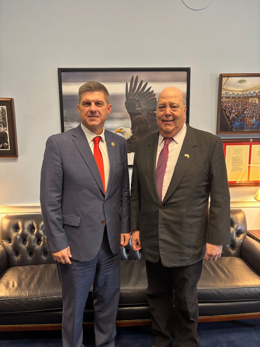 RepFinstad's tweet image. Last week, I had a great visit with the Colombian Ambassador, Daniel Garcia-Peña, to discuss how Minnesota corn and soybeans support Colombia’s poultry industry. 

As a farmer and as the Chair of the @HouseAgGOP Subcommittee on Nutrition and Foreign Ag, I know firsthand that…