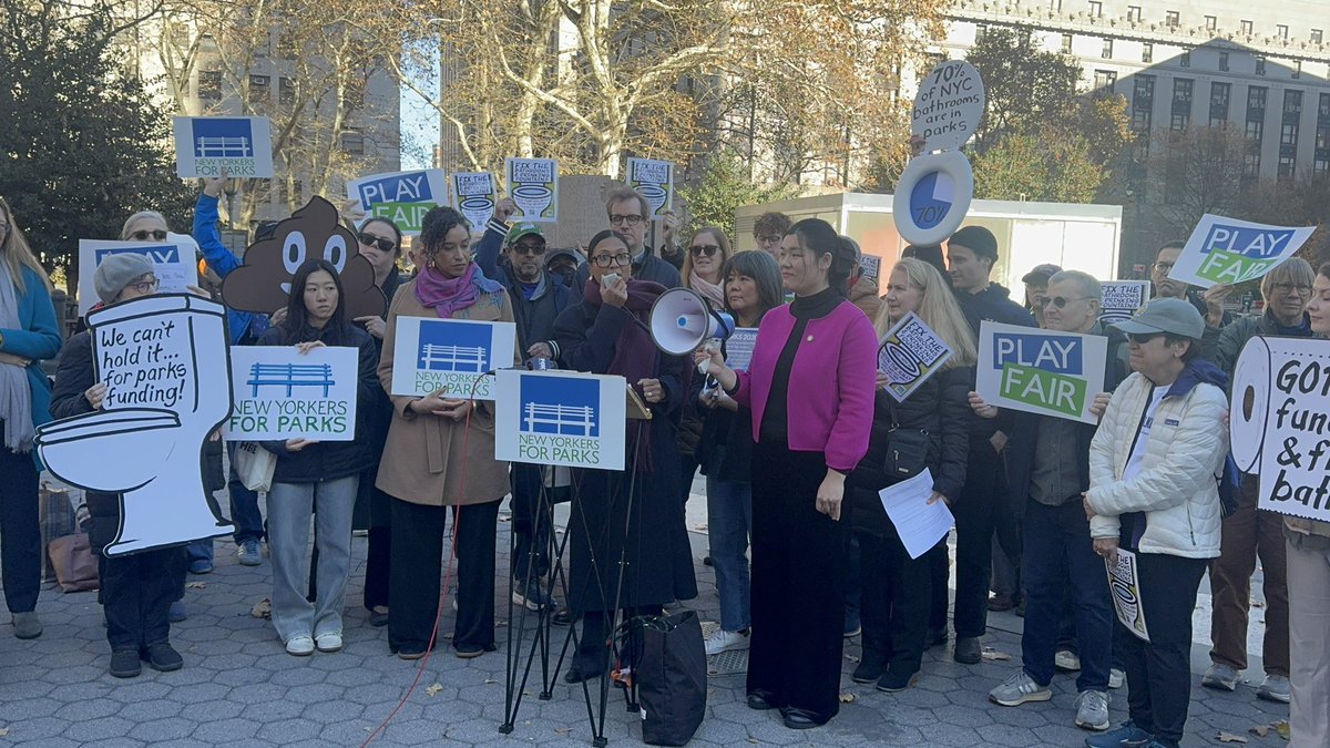 NY4P's tweet image. We can’t hold it… for @NYCParks funding! 🚰🚽

Play Fair rallied today for safe, clean restrooms, working drinking fountains, and equitable PEP deployment.

@NYCParks runs 70% of NYC’s public bathrooms, but chronic disinvestment strains the agency’s ability to maintain them.