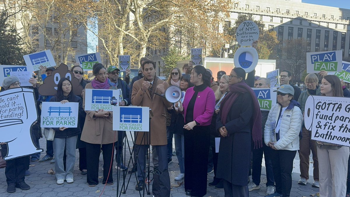 NY4P's tweet image. We can’t hold it… for @NYCParks funding! 🚰🚽

Play Fair rallied today for safe, clean restrooms, working drinking fountains, and equitable PEP deployment.

@NYCParks runs 70% of NYC’s public bathrooms, but chronic disinvestment strains the agency’s ability to maintain them.