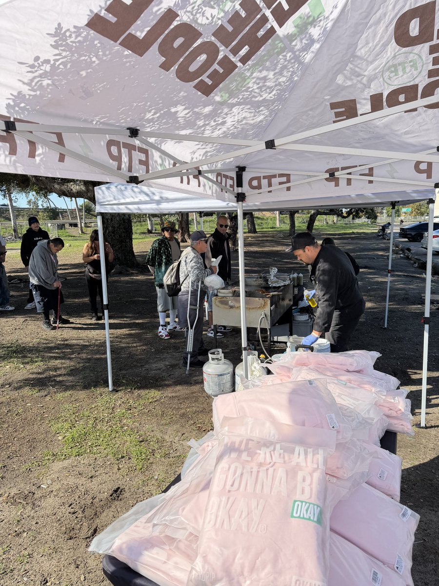 ftponsol's tweet photo. Made it over to @hopethemission tiny home shelters! 🙏🏼

Tacos and @okaybears hoodies 💚

#SOLFeedsSouls https://t.co/tkT4AWrvC4