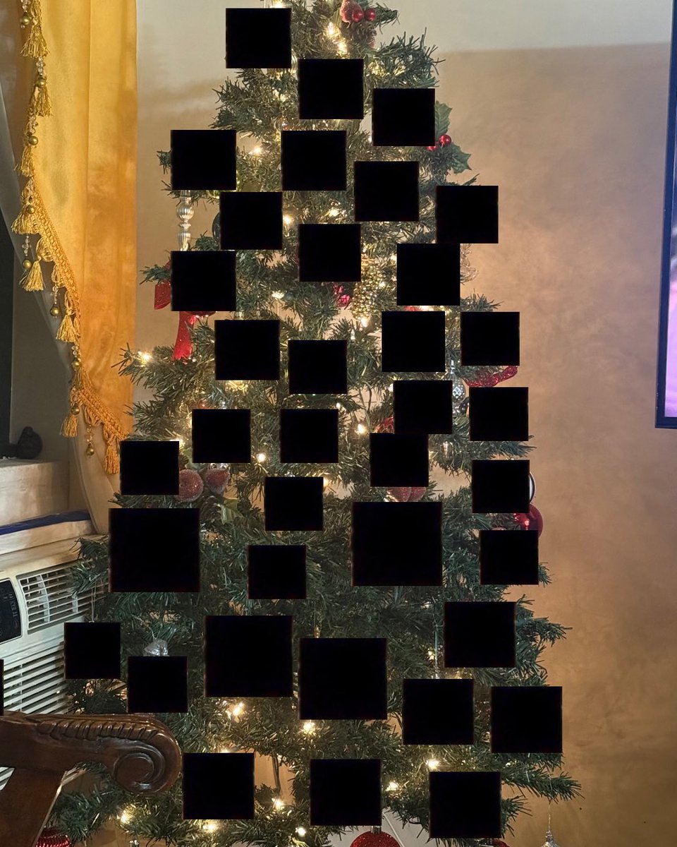itzcamho's tweet image. who wants to be added to my oomf christmas tree?