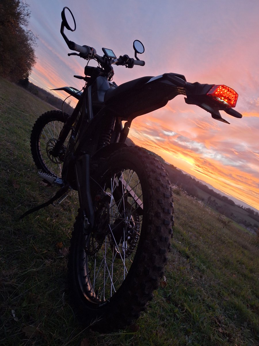 stale_x's tweet image. Force a toi, le seul conseil que je puisse te donner c’est d’acheter une bécane, l’uns des meilleurs antidépresseur !