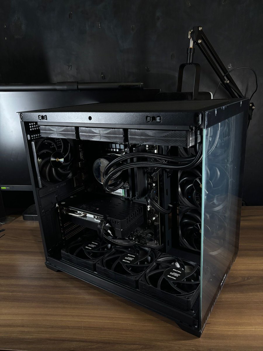 MentoTec's tweet image. O Round5 Genos Black simplesmente me surpreendeu REAL!
Airflow insano, muito espaço, montagem fácil e com as Siroco ficou agressivo demais. 

🎥 Vídeo novo no ar!

Confere aí e me diz se entra no teu setup, o link ta no post

 #PCGamer #SetupGamer #Hardware