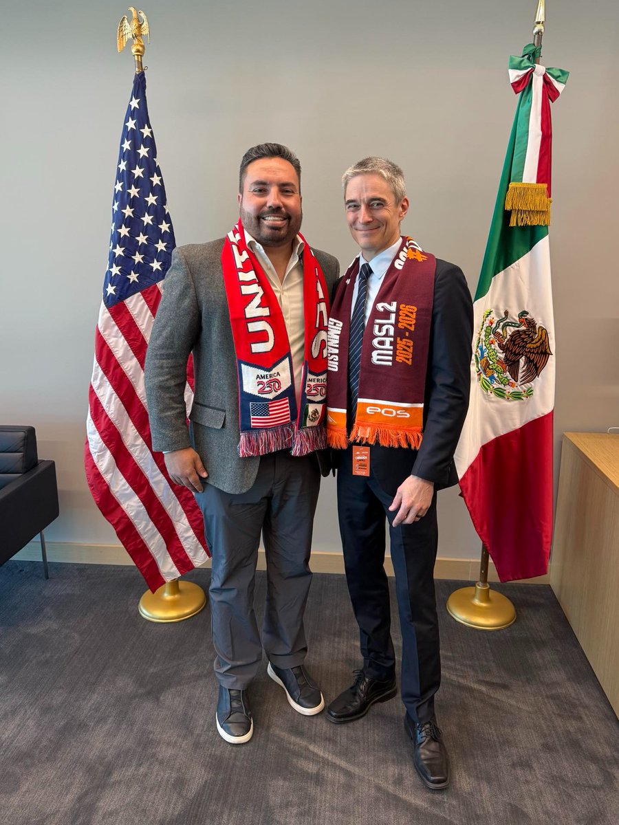 El Cónsul General se reunió con Rogelio Cota, propietario de Soles de Sonora, para explorar cómo el deporte puede fortalecer comunidades y promover valores como el trabajo en equipo y liderazgo entre 🇺🇸 y 🇲🇽.

Con el Mundial 2026 ⚽️en el horizonte, el fútbol es una herramienta