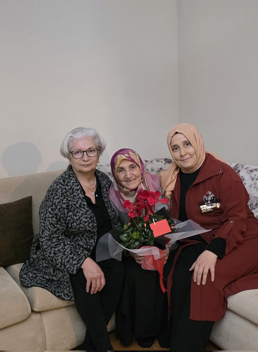 Maarif davamızın neferleri kıymetli meslektaşlarımın Öğretmenler Gününü kutluyorum.
Bu anlamlı günde ortaokul Fen Bilgisi öğretmenim Ayşe Genç'i 1968 yılında ortaokuldan arkadaşı olan emekli okul müdürümüz Erengül Yılmaz ile birlikte ziyaret ettik.
#Hatıranyeter