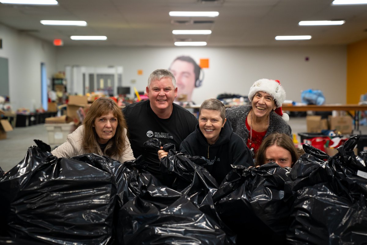 webmastersre's tweet image. #ChristmasAngels Update! ✨ We had so much fun shopping for gifts for families in Nanaimo last Sunday! Thank you to everyone who donated and volunteered. 

Next up is wrapping day! If you want to volunteer, comment “I’m in” and we’ll send you the details.