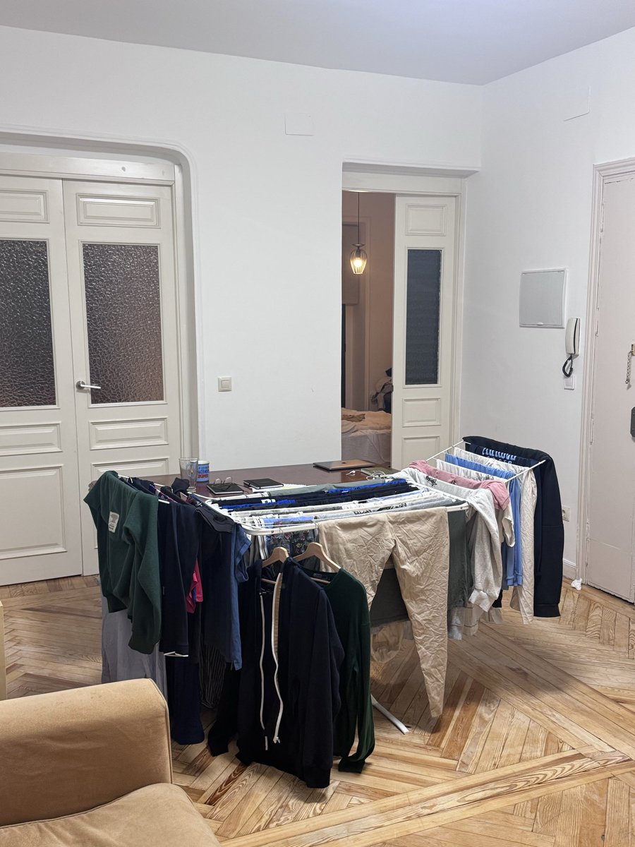 lisandrogab's tweet photo. Llegó la navidad y los roomies ya armaron el arbolito https://t.co/UpbmHY3r9q