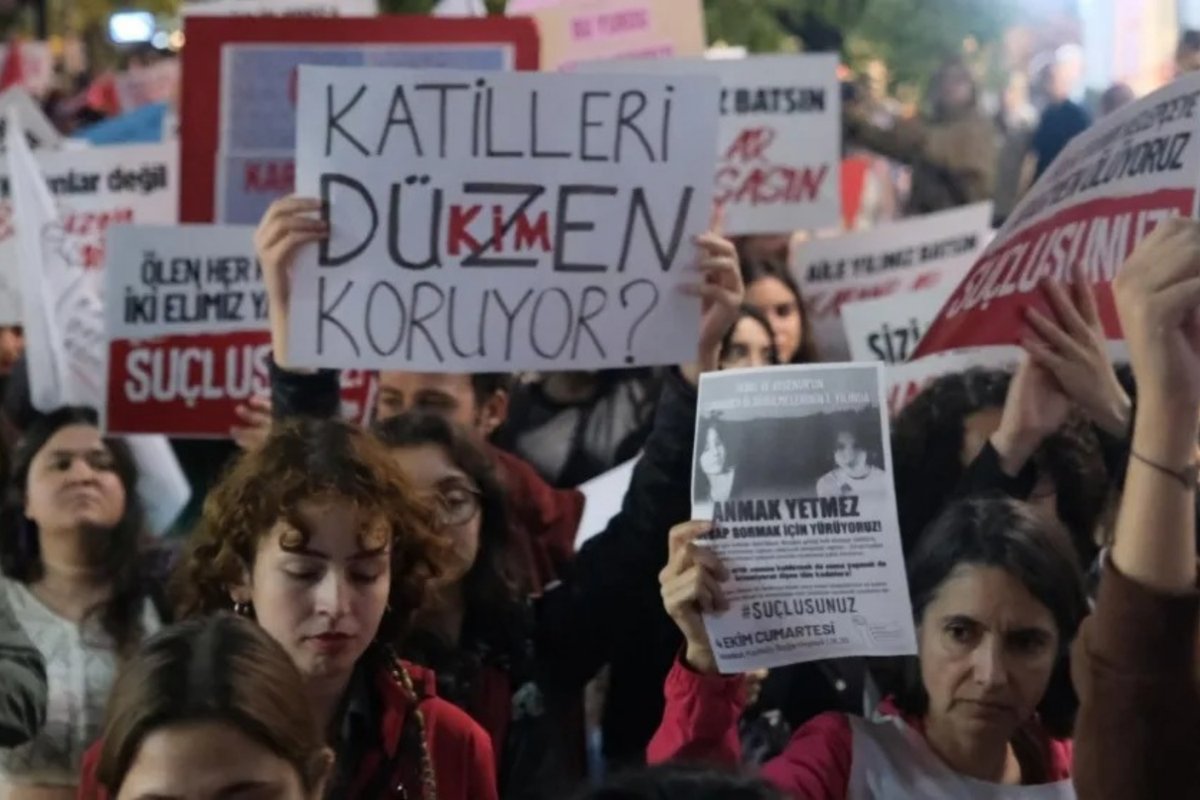 Irmak'ın mücadelesi: 'Koruma kararına rağmen kaç kadın öldürüldü, çocuklarımla özgürce yaşamak istiyorum'

Kadına şiddetin, iktidar ve çevresindeki zihniyet tarafından nasıl meşrulaştırıldığı, bu durumun yok sayılmasının, kadınların neredeyse "suçlu" çıkarılmasının nelere sebep