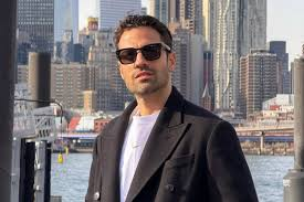 Ανταγωνίζεται επάξια πλέον τον Ρέμο στο βαθμό αηδίας που προκαλεί.
Άξιος διάδοχος!